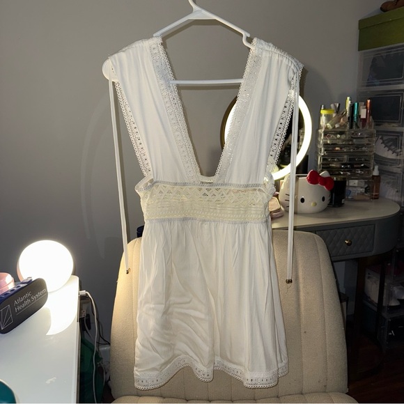 White Plunge Sleeveless Lace Dress - Picture 2 of 11